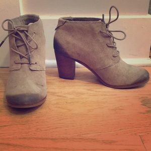 Tom’s Brand tie-up booties